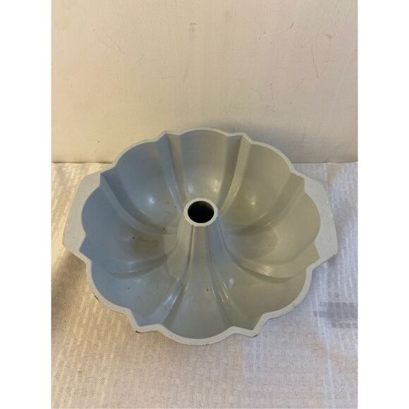 Nordic Ware Bundt Pan cream  color used Minneapolis Minn. USA - Picture 1 of 2